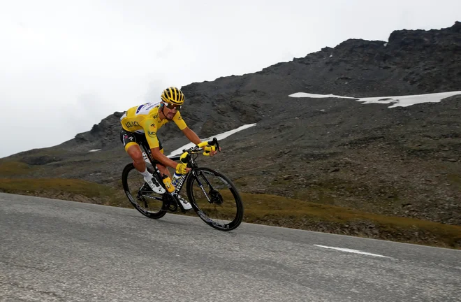 Alaphilippe je ravno začel reševati majico vodilnega na spustu, ko ga je žirija ustavila. FOTO: Reuters