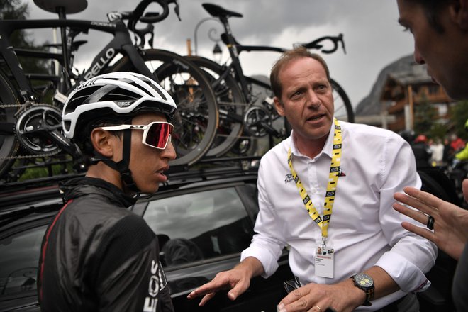 Bernal v pogovoru s Prudhommom, ki je Kolumbijcu pojasnjeval, zakaj je zaustavil etapo. FOTO: AFP