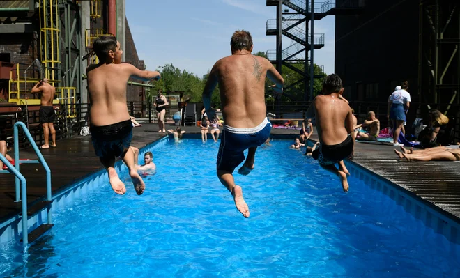 V času visokih temperatur je pomembno poskrbeti za primerno ohladitev. FOTO: Ina Fassbender/AFP
