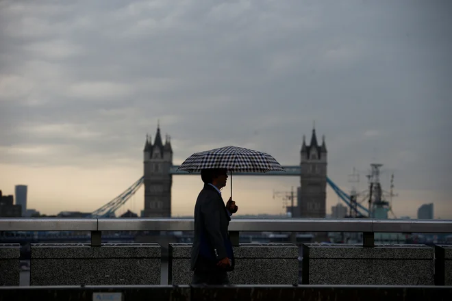 V Londonu so danes namerili nižje temperature. Zaradi hude vročine so sicer danes odpovedali več vlakov med Parizom, Londonom in Brusljem, več jih je imelo zamude. FOTO: Henry Nicholls/Reuters