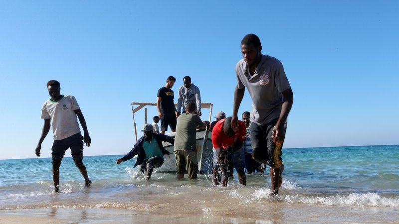 Fotografija: Rešeni migranti na obali Tripolija. FOTO: Ismail Zitouny/Reuters