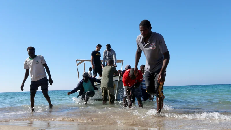 Fotografija: Rešeni migranti na obali Tripolija. FOTO: Ismail Zitouny/Reuters