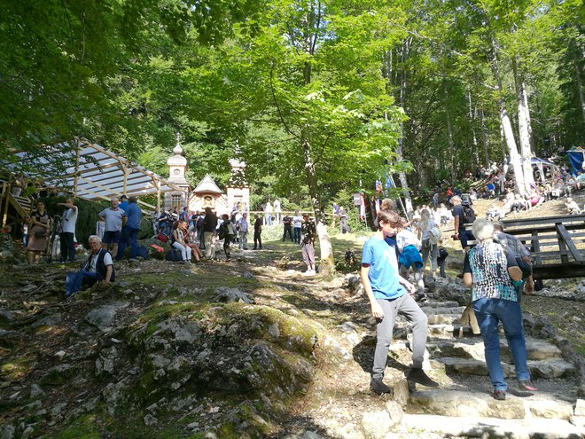Po koncu spominske slovesnosti se dogajanje tradicionalno seli še v središče Kranjske Gore. FOTO: Blaž Samec