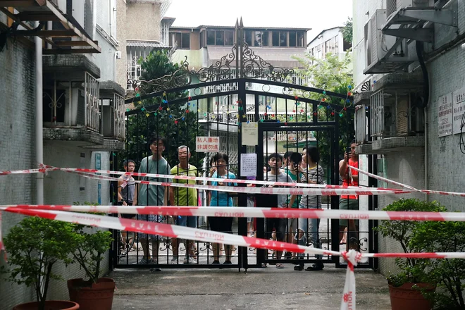 Hongkong že več kot mesec dni pretresajo množični in večinoma mirni protestni shodi, prišlo pa je tudi do nekaj nasilnih spopadov med protestniki in policijo. FOTO: Edgar Su/Reuters