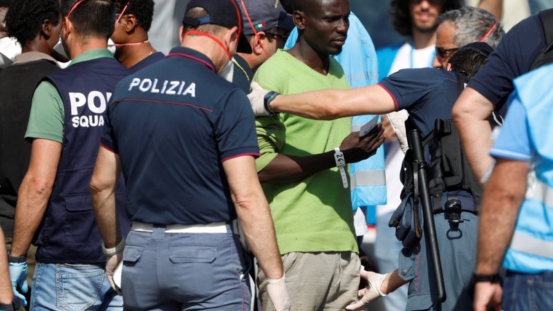 Fotografija: Z ladje so sicer iz zdravstvenih razlogov dovolili več migrantom. FOTO: Antonio Parrinello/Reuters
