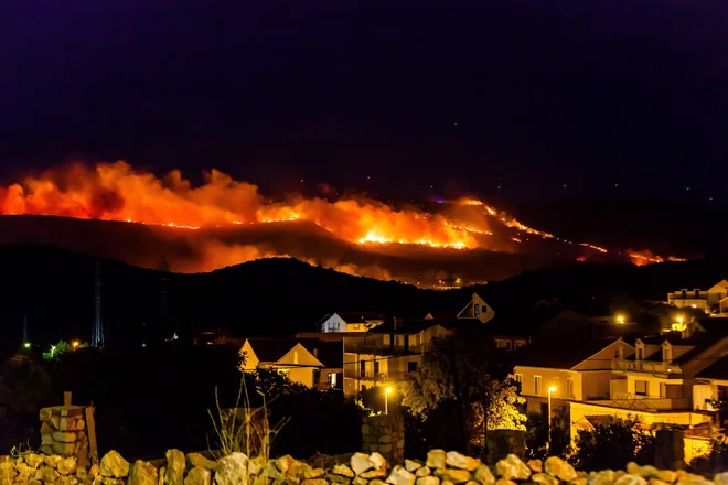 Z ognjenimi zublji se je ponoči borilo več kot 200 gasilcev in 50 vojakov. FOTO: Zvonimir Barisin/Cropix