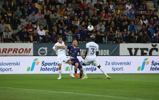 Ljubljančana v vijoličasti majici Dina Hotića sta pogosto čuvala po dva nogometaša Olimpije. FOTO: Tadej Regent/Delo