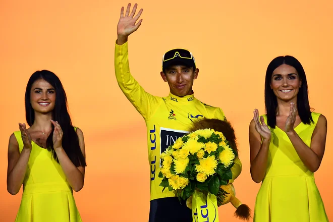 Egan Bernal je takole proslavil zanj zgodovinsko prvo skupno zmago na kolesarski dirki po Franciji. FOTO: AFP
