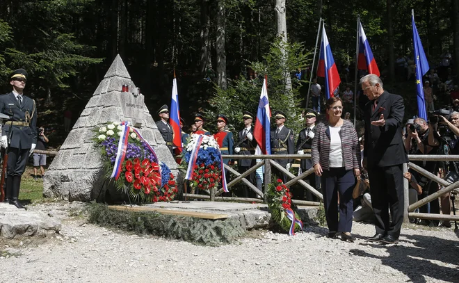 Pred liturgičnim delom so predstavniki obeh držav položili vence h grobnici. FOTO: Blaž Samec/Delo