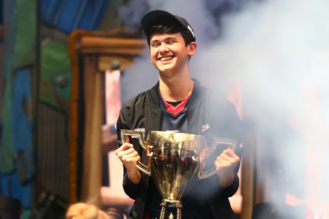 &raquo;Potrebujem le novo računalniško mizo in polico za pokal,&laquo; je na vprašanje novinarjev, kako bo porabil osvojeni denar, odvrnil Kyle Bugha Giersdorf. Foto: AFP