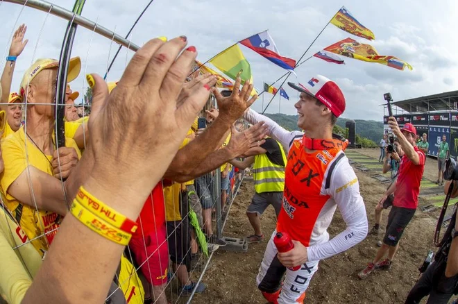 Tim Gajser je številne slovenske navijače v Loketu na Češkem (Honda je poročala o rekordnem številu) razveselil z 2. mestom. FOTO: HRC