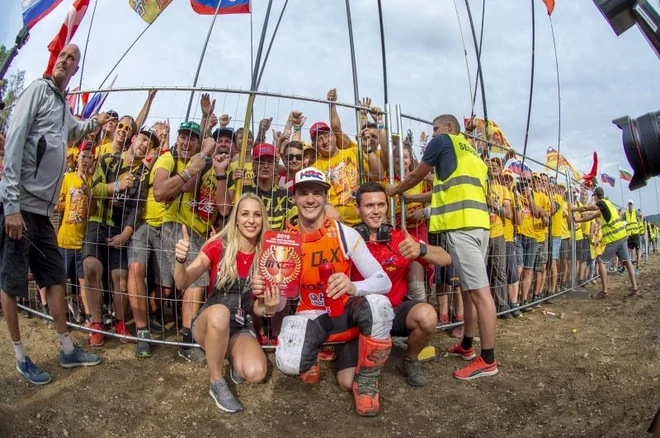 Takole se je slovenski motokrosistični junak vnovičnih stopničk veselil z dekletom Špelo, bratom Nejcem in zvestimi slovenskimi navijači. FOTO: HRC