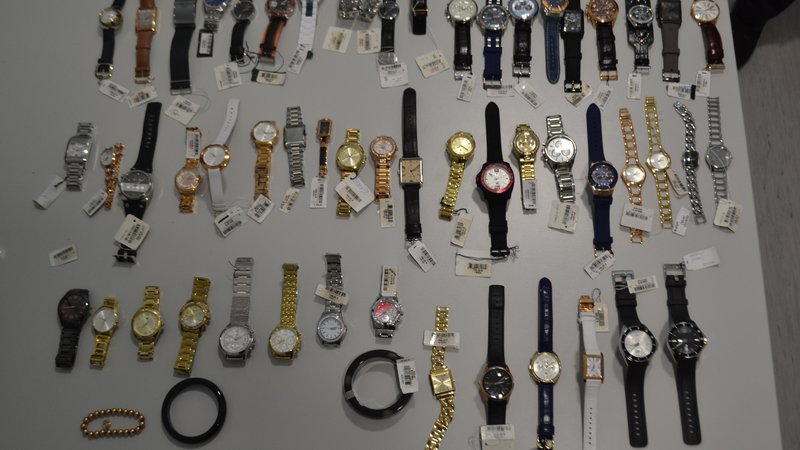 Fotografija: Ure priznanih blagovnih znamk in zapestnici, ki so bili v nahrbtniku, so izginile iz enega trgovskih centrov v Kopru. FOTO: PU Koper