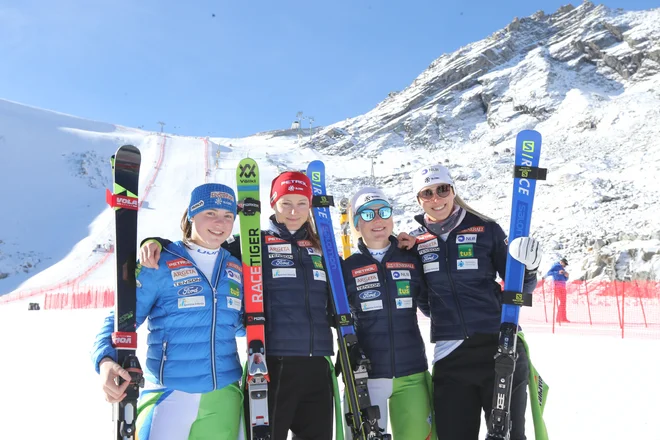 Dekleta ta teden smučajo v Švici. Med njimi ni Ane Drev (druga z leve), ki še ni sporočila, ali bo končala kariero ali nadaljevala. FOTO: Tomi Lombar/Delo