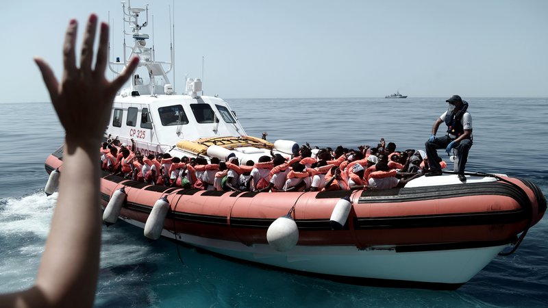 Fotografija: Na sliki so rešeni migranti, ki jih je francoska nevladna organizacija Medecins Sans Frontiers julija lani rešila z ladje Aquarius. FOTO: Karpov Afp 
