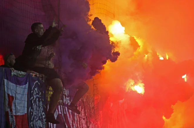 Brez tradicionalnega pirotehničnega vložka domače navijaške skupine Viole derbi ni mogel miniti. FOTO: Tadej Regent/Delo