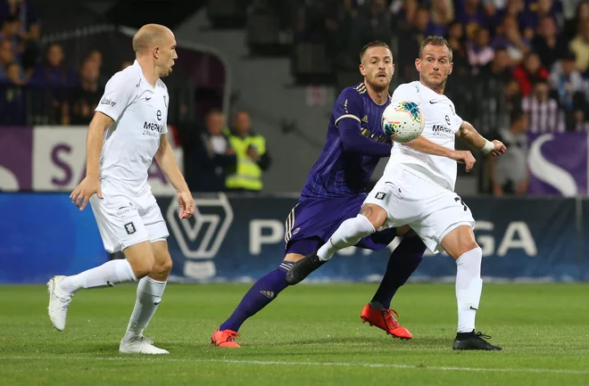 Tomislav Tomić (levo) in Marko Putinčanin sta zanesljivo držala Olimpijine vajeti obrambe v zvezni vrsti in sta opravila tudi z vijoličnim novincem Andrejem Kotnikom. FOTO: Tadej Regent/Delo