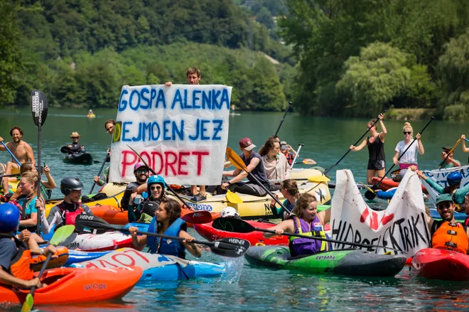 Zamisel o rušenju jeza na Soči v Podselu je vse glasnejša. Foto Katja Pokorn