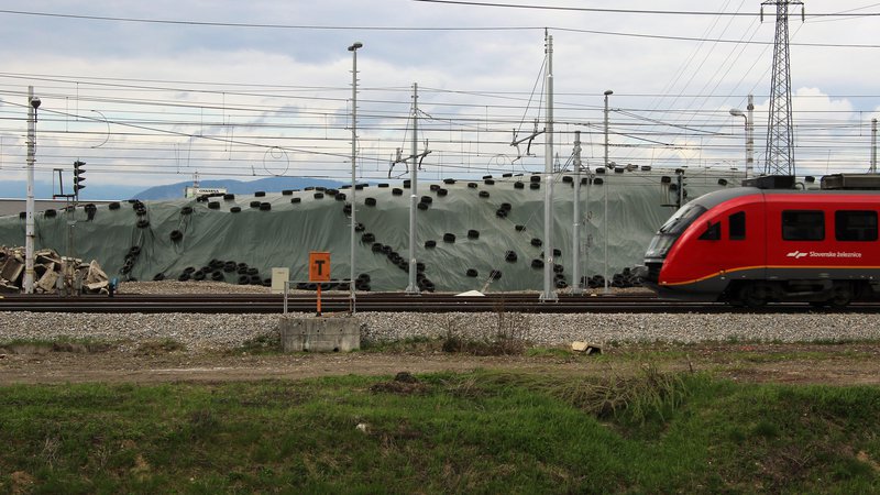 Fotografija: Vlaki v smeri proti Pragerskemu že več kot dve leti vozijo mimo deponije nevarnih odpadkov z železniškega gradbišča v celjskem Čretu. FOTO: Brane Piano