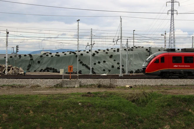Vlaki v smeri proti Pragerskemu že več kot dve leti vozijo mimo deponije nevarnih odpadkov z železniškega gradbišča v celjskem Čretu. FOTO: Brane Piano