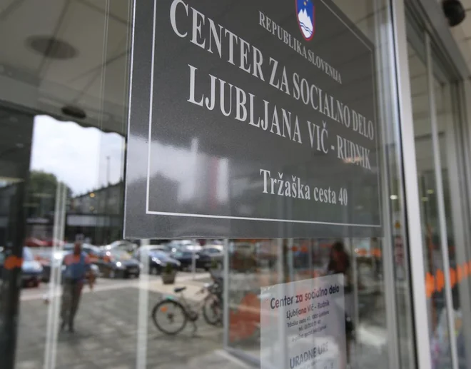 Avtomatizacija jih ne bo razbremenila, pravijo zaposleni na Centrih za socialno delo, Ministrstvo za javno upravo pa jim prav to zagotavlja. FOTO: Igor Zaplatil/Delo