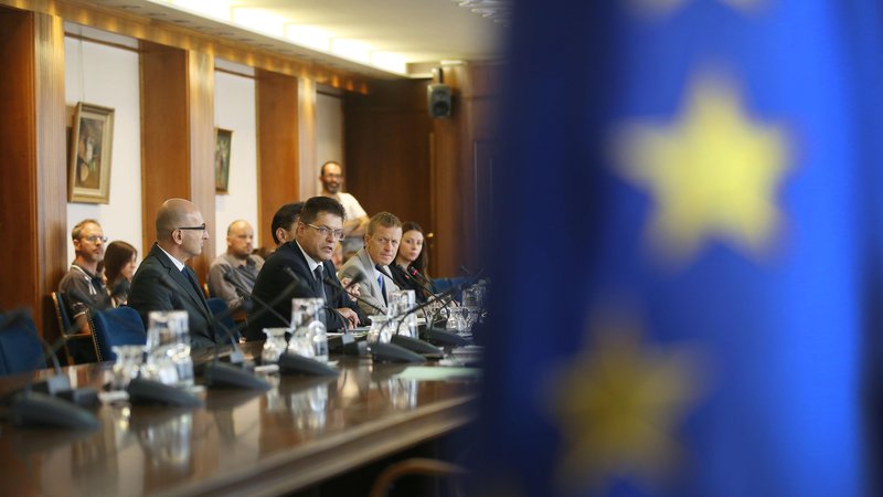 Fotografija: Pomanjkljivost našega prihodnjega komisarja (za širitev, ki je ne bo?) je v tem, da ni enakega kova kot vrhunski evropski politiki, in pomembno vprašanje je, ali jim bo kos. FOTO: Leon Vidic/delo