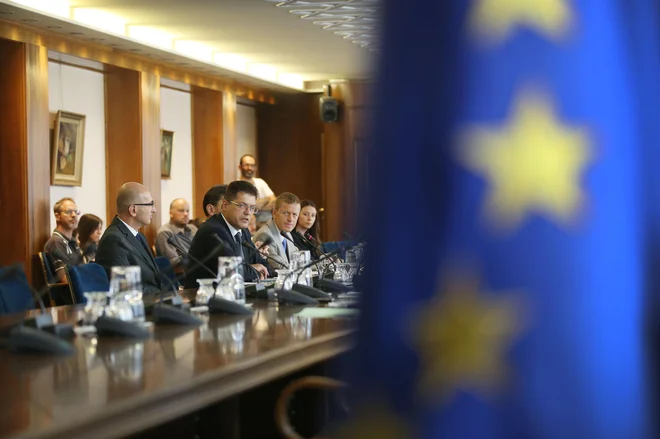 Pomanjkljivost našega prihodnjega komisarja (za širitev, ki je ne bo?) je v tem, da ni enakega kova kot vrhunski evropski politiki, in pomembno vprašanje je, ali jim bo kos. FOTO: Leon Vidic/delo