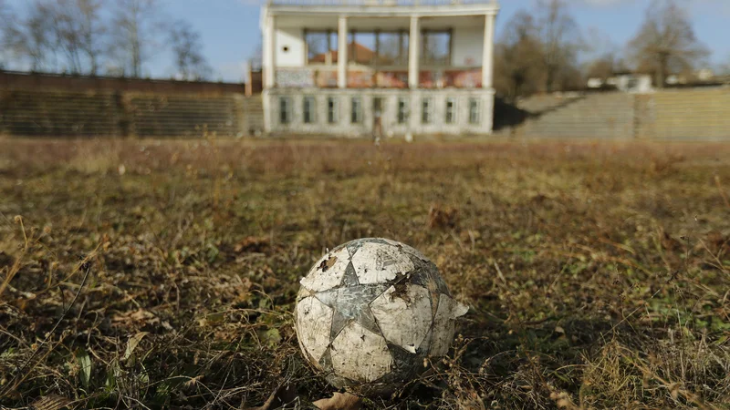 Fotografija: Plečnikov stadion v Ljubljani zaradi zapletov z dovoljenji na prenovo čaka že dolga leta. Foto Leon Vidic