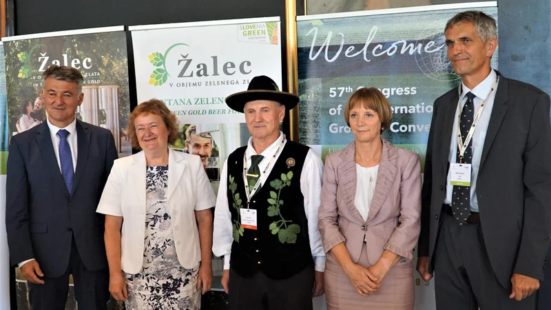 Fotografija: Na 57. kongresu Mednarodnega združenja pridelovalcev hmelja v Žalcu. Z leve žalski župan Janko Kos, direktorica Inštituta za hmeljarstvo in pivovarstvo Slovenije Martina Zupančič, predsednik Združenja hmeljarjev Slovenije Janez Oset, državna sekretarka ministrstva za kmetijstvo, gozdarstvo in prehrano Tanja Strniša in generalni sekretar Mednarodnega združenja pridelovalcev hmelja Martin Pavlovič. FOTO: Brane Piano