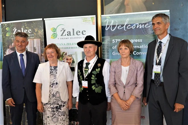 Na 57. kongresu Mednarodnega združenja pridelovalcev hmelja v Žalcu. Z leve žalski župan Janko Kos, direktorica Inštituta za hmeljarstvo in pivovarstvo Slovenije Martina Zupančič, predsednik Združenja hmeljarjev Slovenije Janez Oset, državna sekretarka ministrstva za kmetijstvo, gozdarstvo in prehrano Tanja Strniša in generalni sekretar Mednarodnega združenja pridelovalcev hmelja Martin Pavlovič. FOTO: Brane Piano