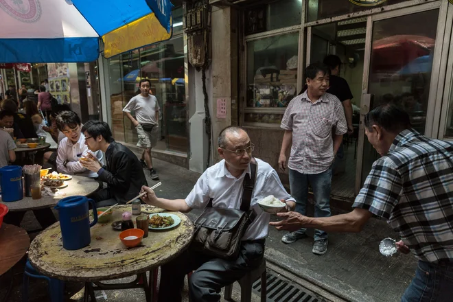 Vsaka mlada generacija ima velikansko odgovornost pravilne izbire vsega (od poklica pa vse do življenjskega partnerja), na ramenih Hongkonžanov pa je to breme še toliko težje, saj živijo v družbi, ki se naglo stara in ki v zapletenem prostoru med kolonial