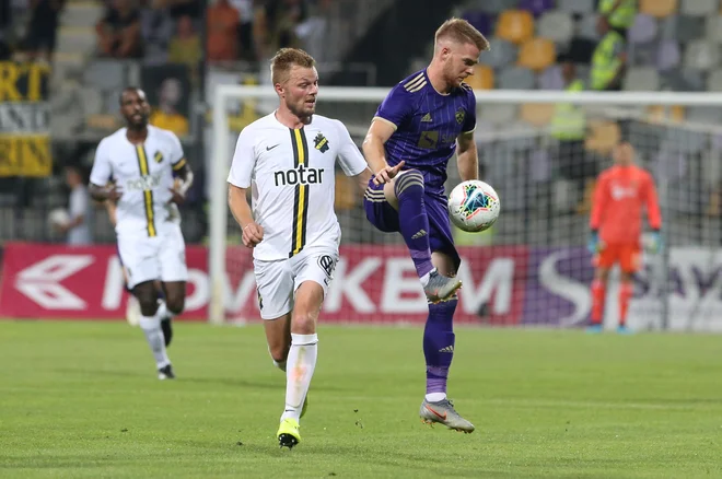 Rudi Požeg Vancaš (desno) še išče formo, ki mu je omogočila prestop k Mariboru. FOTO: Tadej Regent/Delo