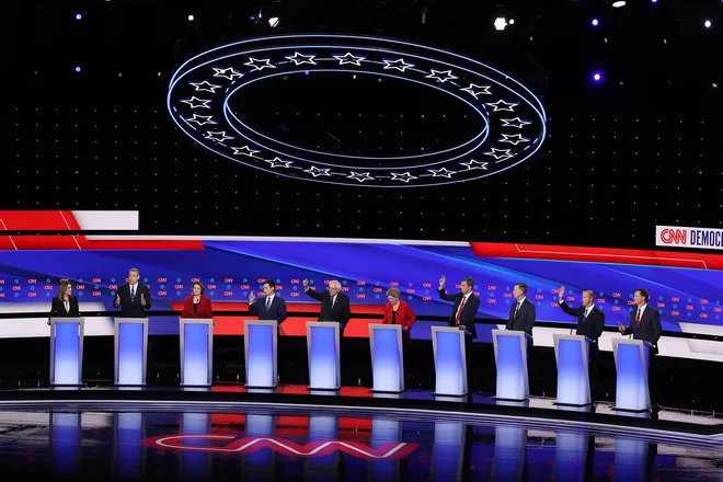 Prva deseterica demokratskih predsedniških kandidatov Marianne Williamson, Tim Ryan, Amy Klobuchar, Pete Buttigieg, Bernie Sanders, Elizabeth Warren, Beto O&#39;Rourke, John Hickenlooper, John Delaney in Steve Bullock v Detroitu. FOTO:&nbsp;Justin Sullivan/Afp