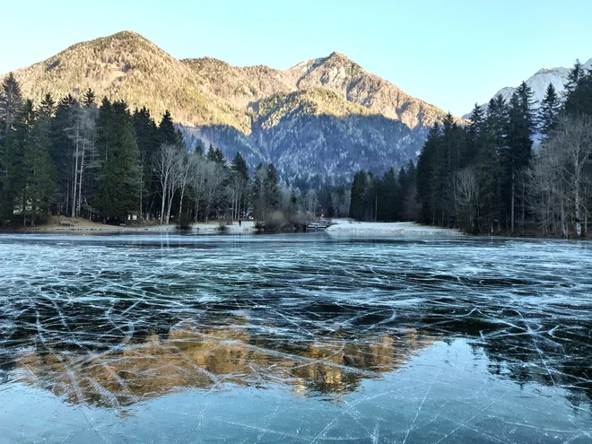 Pozimi lahko na Jezerskem tudi drsate. FOTO: Primož Šenk