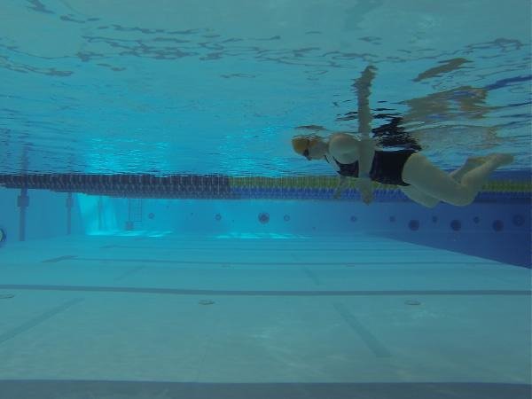 Z vsako ponovitvijo poskušamo plavati učinkoviteje, tako da zmanjšamo število ciklov v preplavani dolžini.