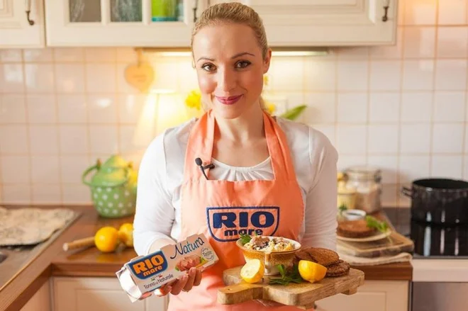Celoten Anin recept za korenčkov humus s črnim sezamom in tunino preverite na blogu <strong>Anina kuhinja.</strong>