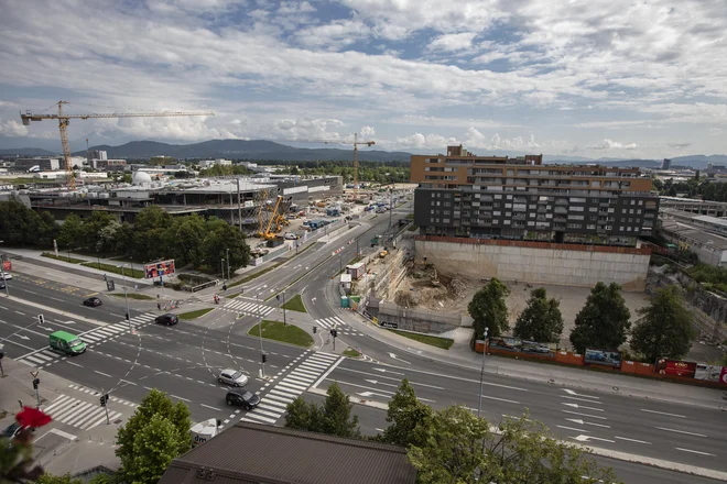 Ob Celovški bodo v prihodnjih dveh letih zrasla kar tri strnjena stanovanjska naselja z okoli 2000 prebivalci. FOTO: Voranc Vogel/Delo