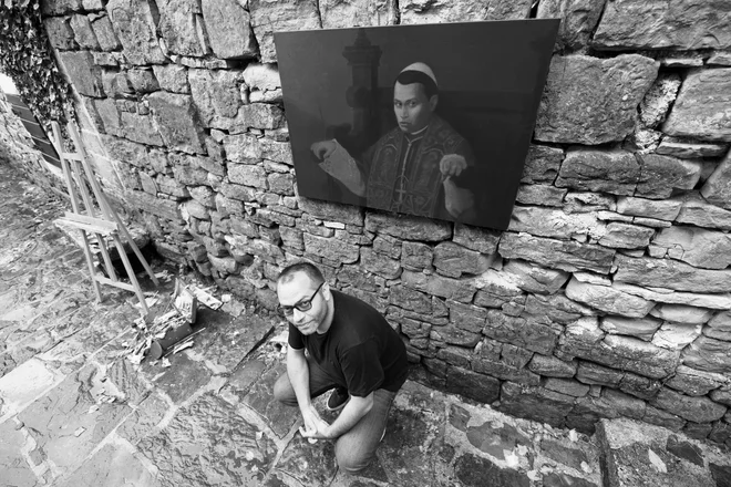 Beograjski slikar Saša Marjanović nadaljuje niz zagonetnih intimističnih portretov. Letos je njegov izbranec mladi papež Gregor IX. Fotografije Rok Kvaternik