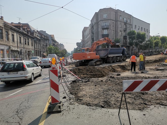 Skozi Beograd se je že nekaj mesecev z avtomobilom, taksijem ali avtobusom težko prebiti. Foto: Milena Zupanič