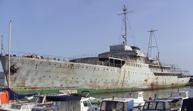 Ladja, ki že dolgo v slabem stanju stoji v reškem zalivu, je razdelila hrvaško javnost. FOTO: arhiv mesta Reka
