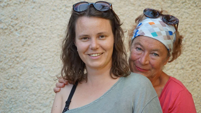 Fotografija: Umetnica, pedagoginja in producentka aktivističnega gledališča Barbara Polajnar z novinarko in gostiteljico festivala Jelko Šutej Adamič.FOTO: Brane Piano