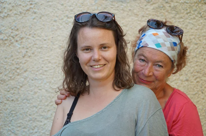 Umetnica, pedagoginja in producentka aktivističnega gledališča Barbara Polajnar z novinarko in gostiteljico festivala Jelko Šutej Adamič.FOTO: Brane Piano