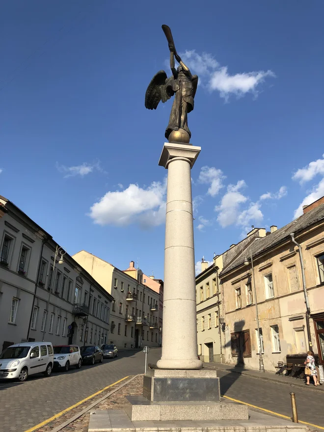 Angel Užupisa varuje sosesko. Foto Aljaž Vrabec