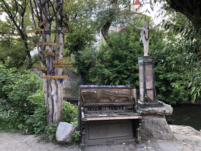 Zapuščen piano spominja na neko drugo obdobje. Foto: Aljaž Vrabec