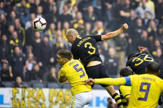 Per Karlsson je s skokom v nebo zabil gol za 1:0. FOTO: Reuters