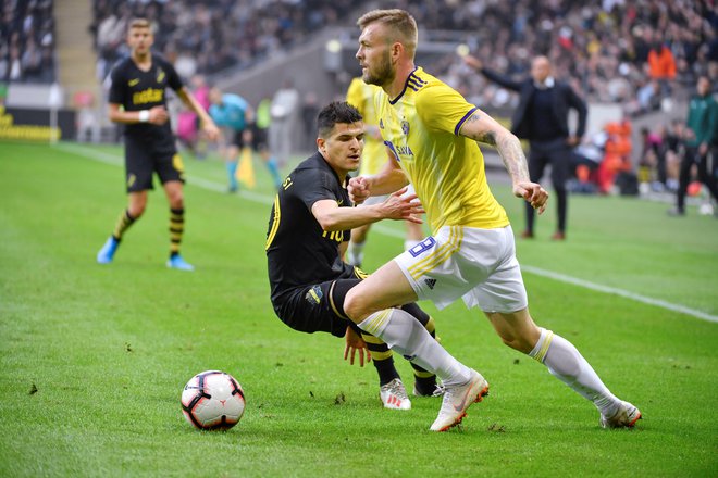 Alexandru Cretu je uprizoril eno od svojih najboljših igre in jo začinil z nepozabnim golom vrednim napredovanja v 3. kolo. V njem se bo Maribor pomeril še s tretjim skandinavskim moštvom Rosenborgom. FOTO: Reuters