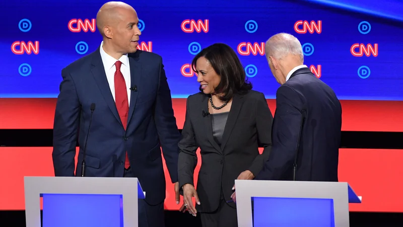 Fotografija: Trije od vsaj za zdaj dvajsetih pretendentov za demokratskega izzivalca republikanskega predsednika Donalda Trumpa: senatorja Cory Booker in Kamala Harris ter nekdanji podpredsednik Joe Biden. FOTO:Jim Watson/Afp
