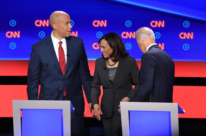 Trije od vsaj za zdaj dvajsetih pretendentov za demokratskega izzivalca republikanskega predsednika Donalda Trumpa: senatorja Cory Booker in Kamala Harris ter nekdanji podpredsednik Joe Biden. FOTO:Jim Watson/Afp