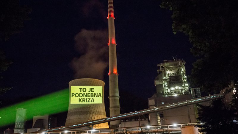 Fotografija: Eno od sporočil, ki so jih aktivisti projicirali na hladilni stolp šoštanjske termoelektrarne. FOTO: Tomislav Obrovac/Greenpeace Slovenia