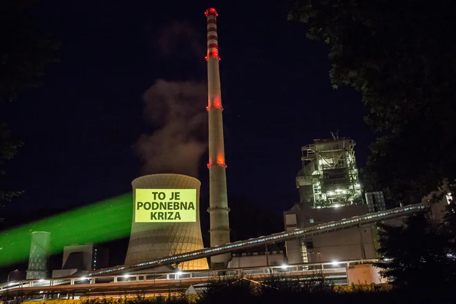 Eno od sporočil, ki so jih aktivisti projicirali na hladilni stolp šoštanjske termoelektrarne.&nbsp;FOTO: Tomislav Obrovac/Greenpeace Slovenia